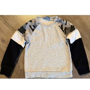 The Children’s Place Grey Sweatshirt with Camouflage. Size 4T.